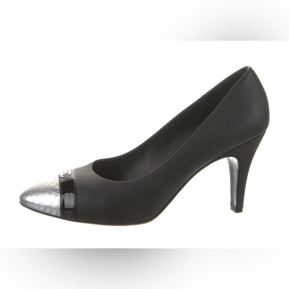 2019 Interlocking CC Logo Chanel Leather Pumps - Picture 4 of 13